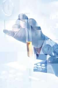 Análisis de aceite de transformadores; imagen de un tubo de ensayo con aceite sostenido por un profesional con guantes de látex.