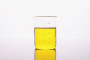 Análisis de aceite de transformadores; imagen mostrando un vaso de ensayo que contiene aceite, siendo una prueba.